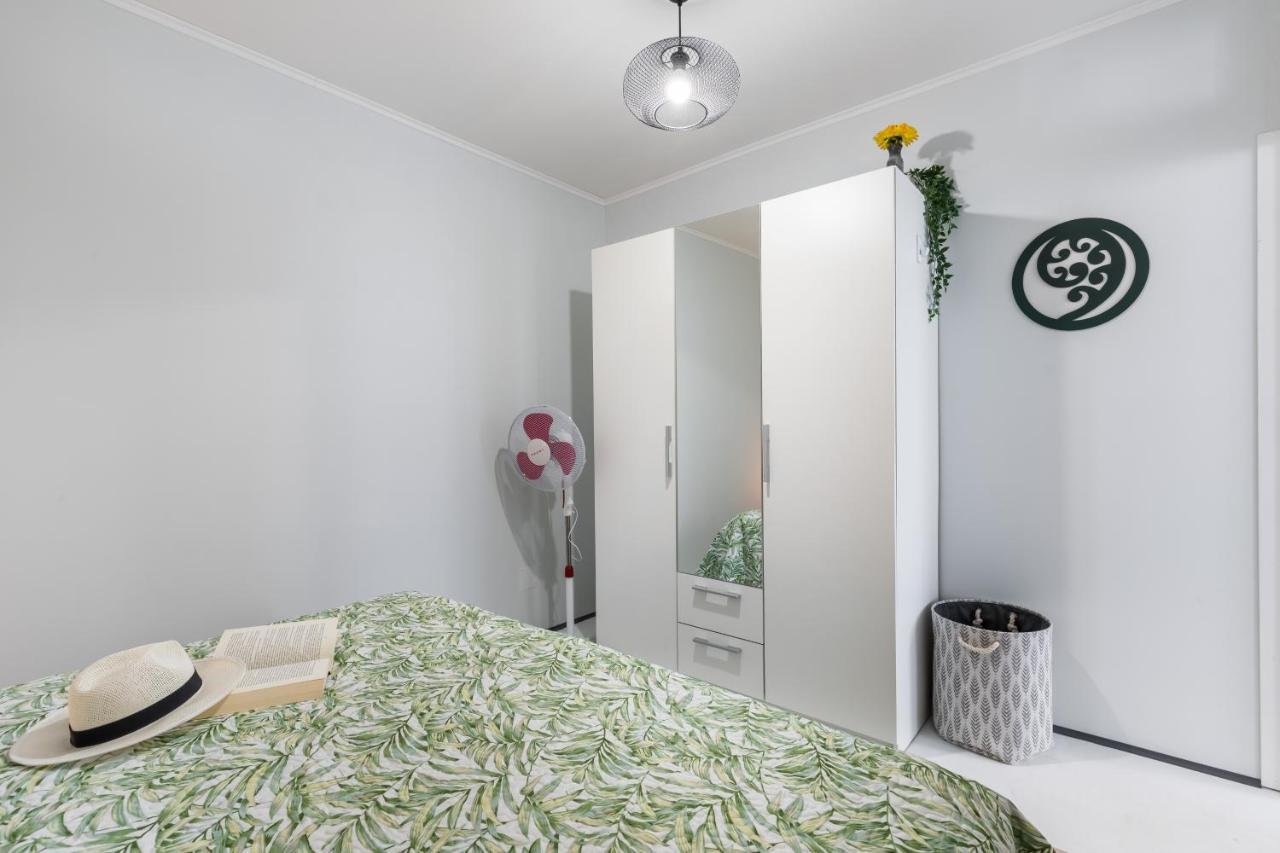 Waterview Apartments - Koru Apartment And Pool ミミツェ エクステリア 写真
