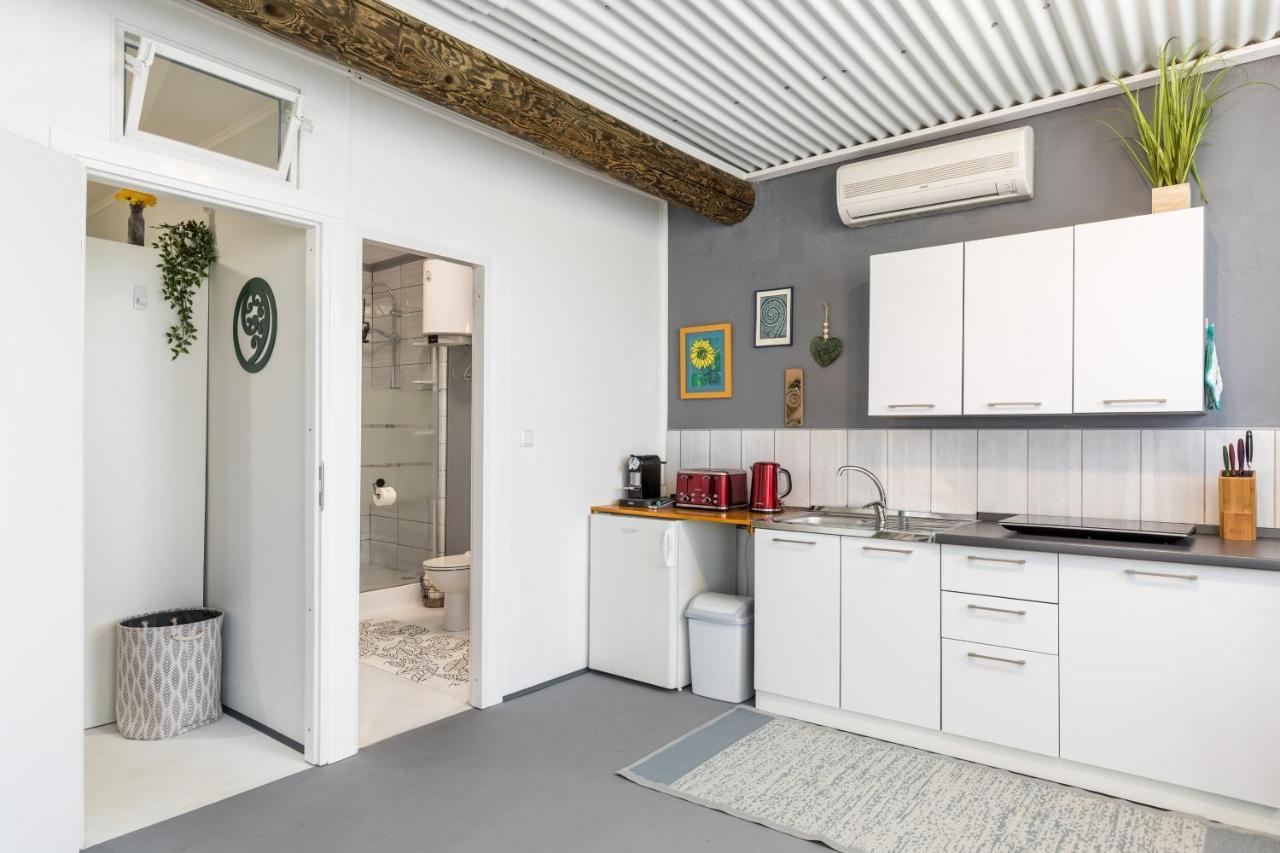 Waterview Apartments - Koru Apartment And Pool ミミツェ エクステリア 写真